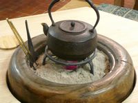 洋のダイニングテーブルに火鉢をビルトイン