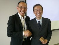 竹内幸次さんと遠田幹雄が握手