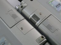 手前がファンレスのR6、奥がファンがついたR7