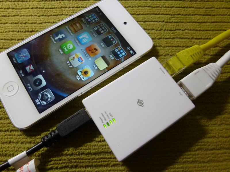 「ちびファイ」はデジカメよりはるかに小さく、iPod touchと並べてもその小ささは一目瞭然