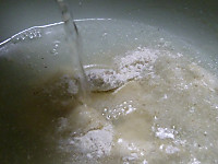 蕎麦粉に湯を注ぐ