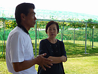 能登ワインの村山社長（左）と西田酒店のマダム櫻子（右）