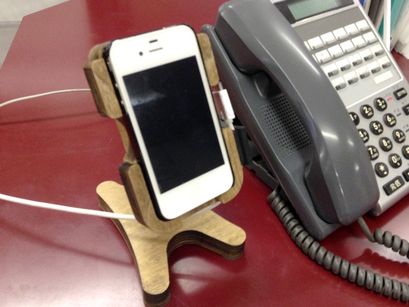 iPhone専用の木製スタンド