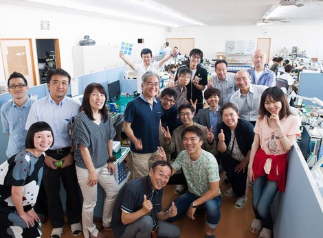 フクイカメラサービスの高山社長を囲んで記念撮影 フクイカメラサービスの高山社長を囲んで記念撮影