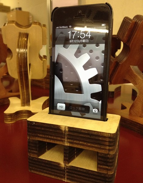 iPhoneのスタンドを兼ねた木製スピーカー