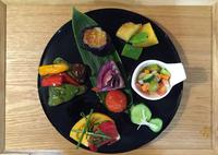 輪島塗の器に盛られた色とりどりの野菜たち