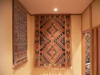 キリムはトルコの平織り、キリムはじゅうたんや敷物にするだけでなく飾ってもよい味わい深い織柄