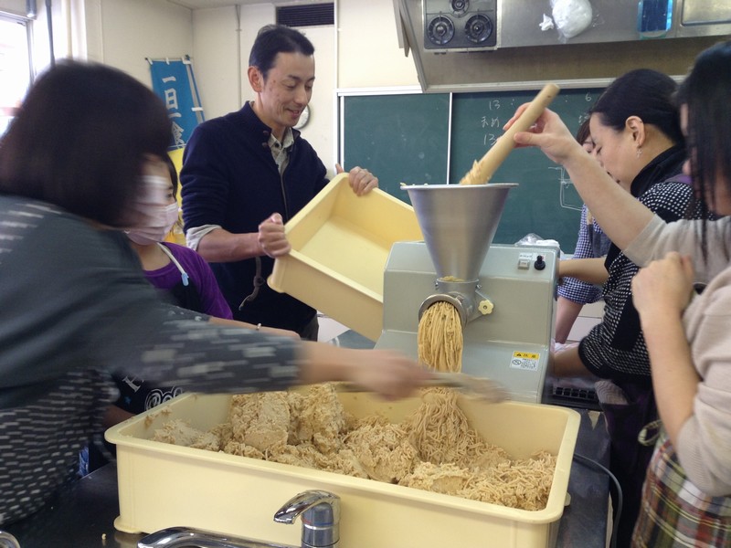 茹でた大豆をミンチにする