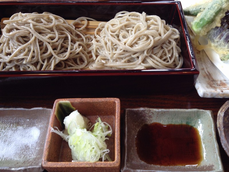 野菜天ぷらと二色蕎麦