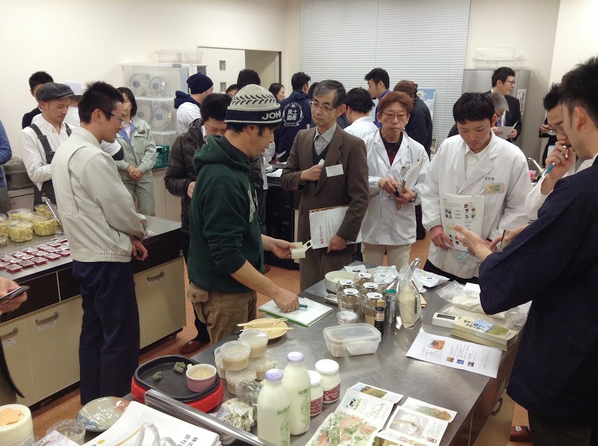 農作物を見たり試食したりして交流した