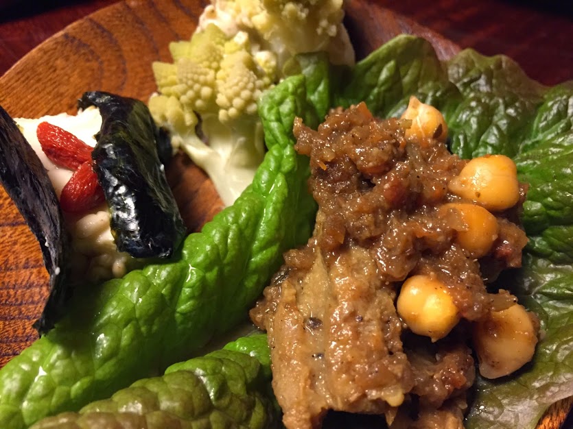 お肉のように見えるのは大豆加工品