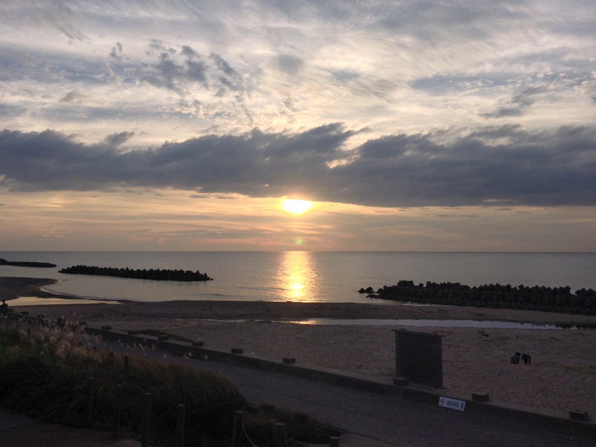 白山市の海岸に沈む夕日