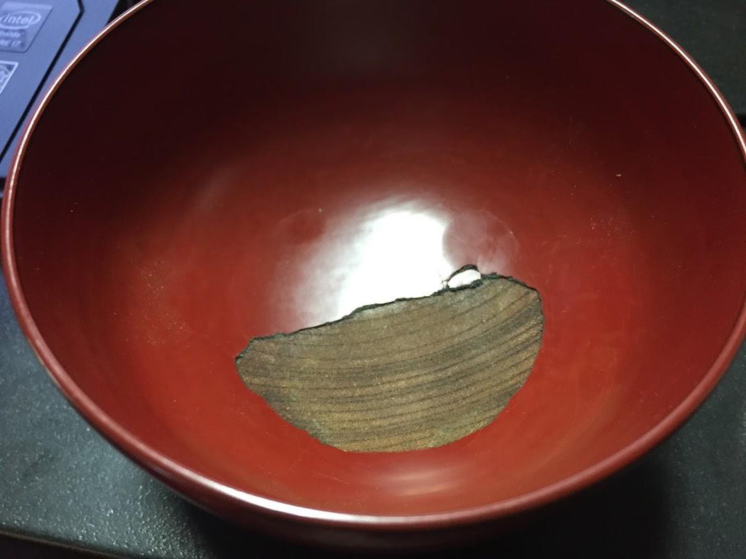 輪島塗のお椀の底の部分の漆がはがれている