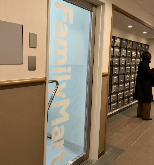 金沢駅西パークビル内からファミリーマート店内に入ることができます