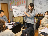 社内勉強会で社員が発表するシーン
