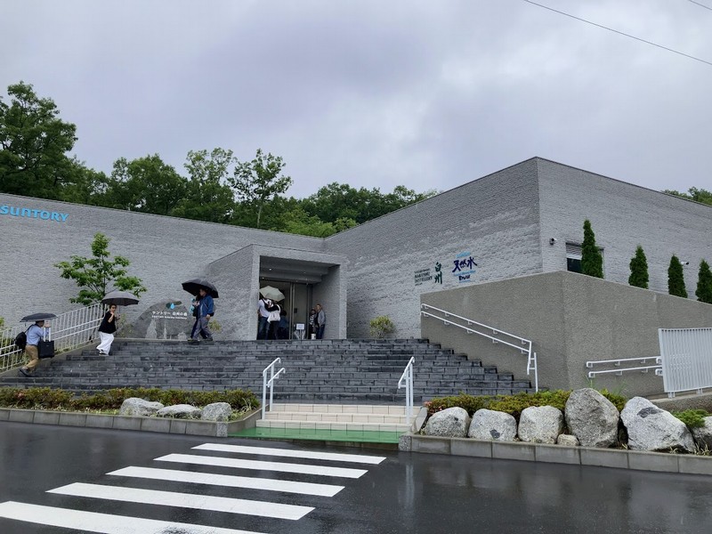 雨のなか訪れたサントリー白州蒸留所のエントランス