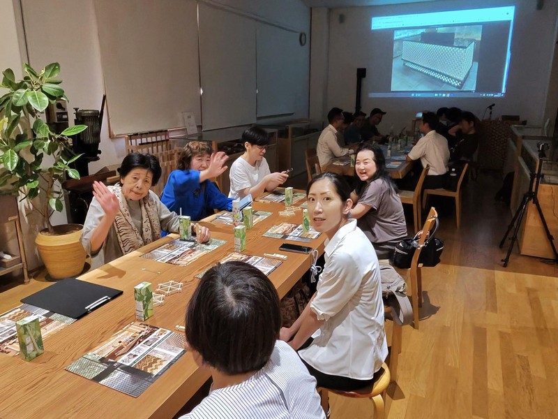 第二部では、遠田幹雄が1時間ほどAI活用について講義しました。タニハタ見学が今回の主役ですから、正直なところ「おまけ」みたいなものですが、旧知のネットビジネス実践者たちに向けて、いま伝えたいことを凝縮して話しました。テーマは「人間が指揮者となるAIエージェント戦略」です。