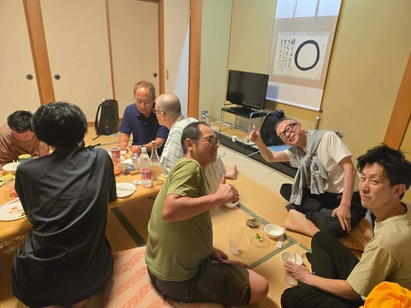 深夜まで二次会で語り合う