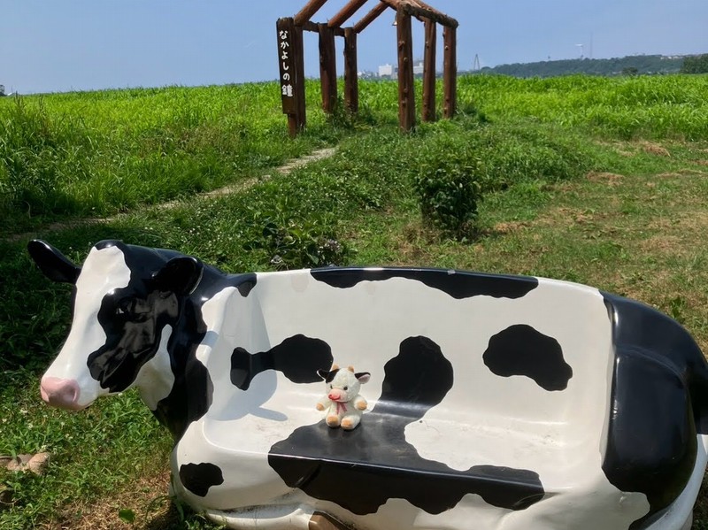 牛のベンチとぬいぐるみ