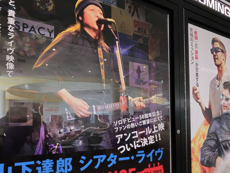 暗がりで響く歌声とラジオの語り口――時を経て磨かれた音をたどる夏の午後