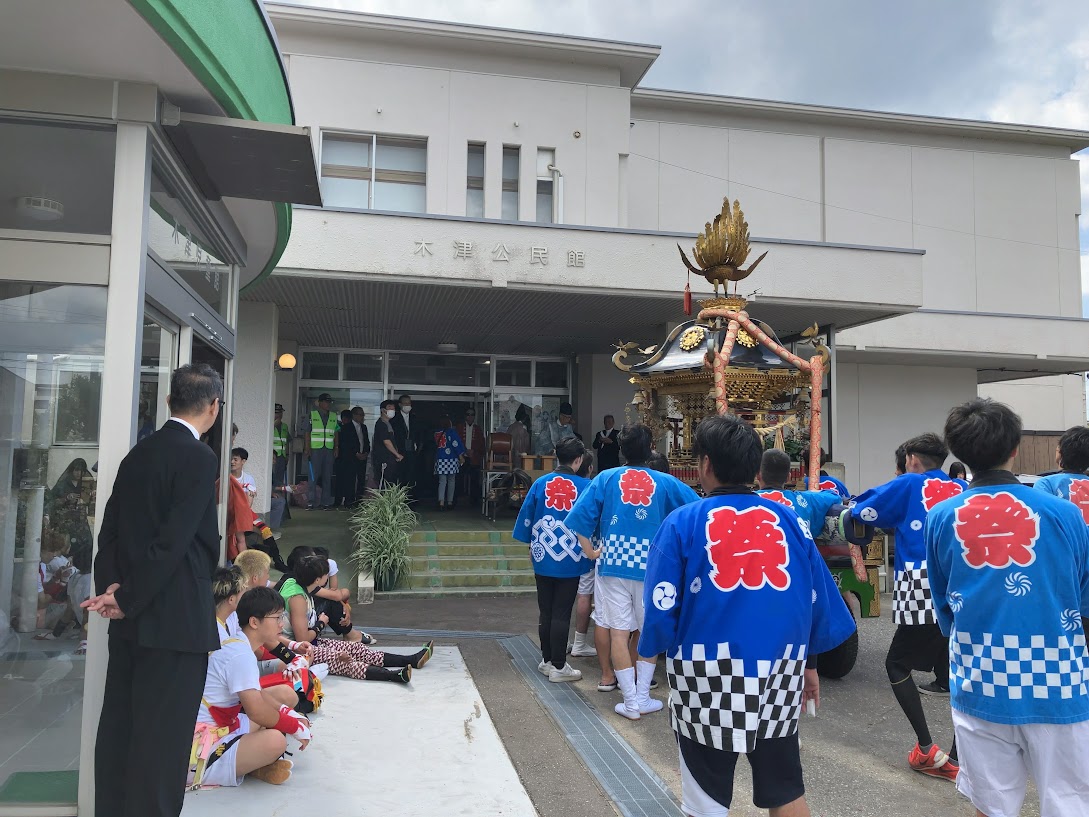 木津公民館前のみこし