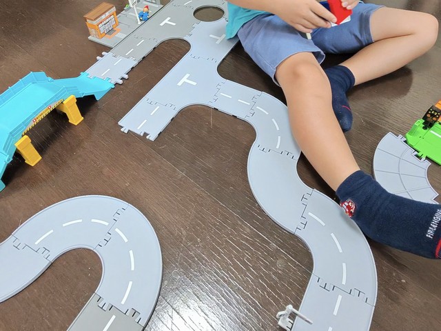 トミカで道路を作って遊ぶ